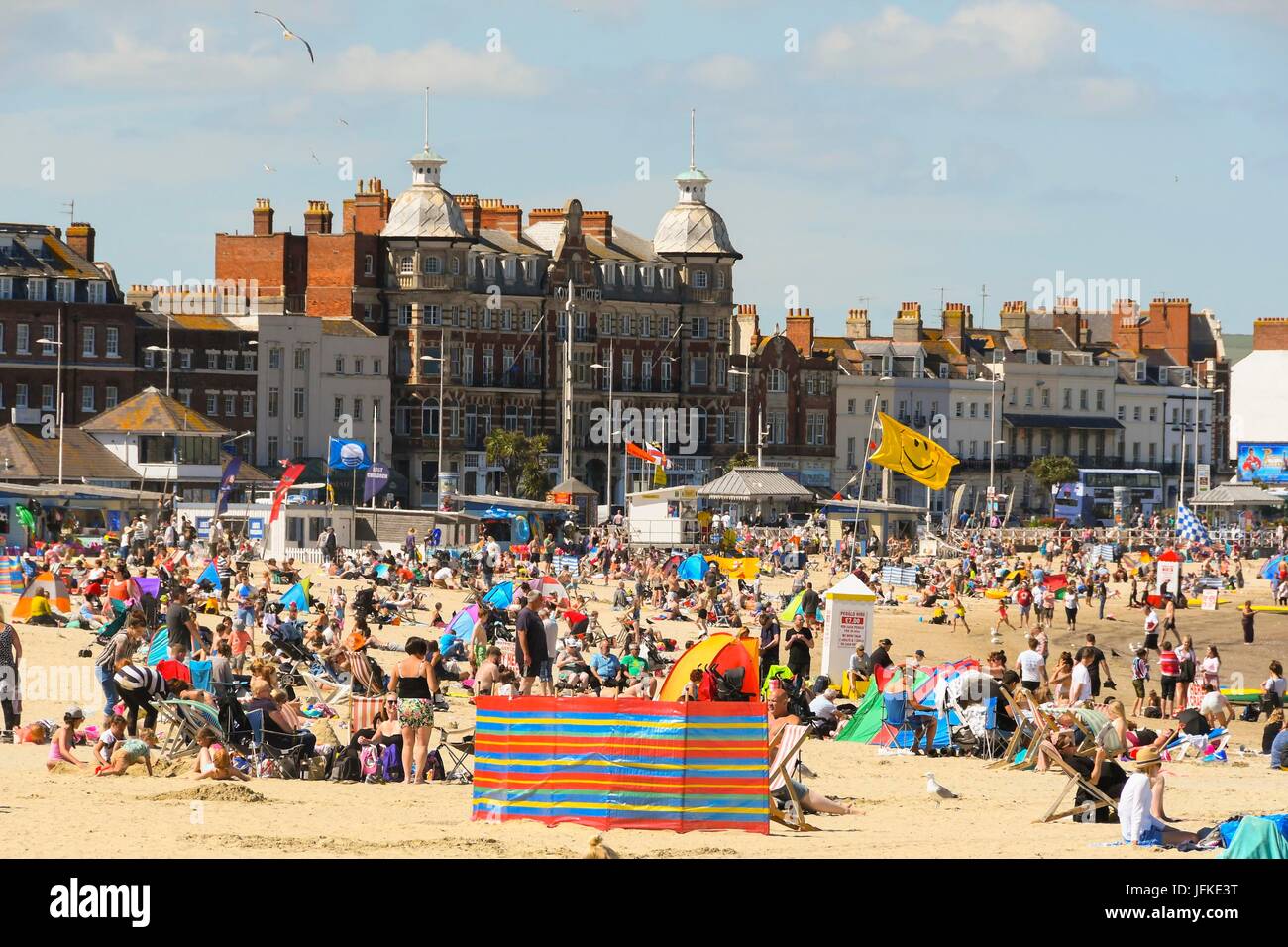 Weymouth, Dorset, UK. 1er juillet 2017. UK - baigneurs profiter d'une journée de ciel bleu et soleil chaud sur la plage à la station balnéaire de Weymouth, dans le Dorset. Crédit photo : Graham Hunt/Alamy Live News Banque D'Images