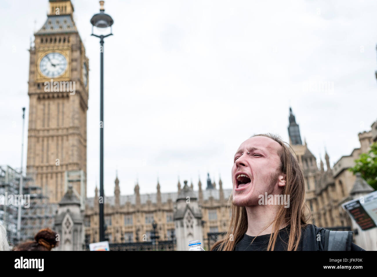 Londres, Royaume-Uni. 01 juillet, 2017. Londres, ANGLETERRE - 01 juillet pour les manifestants Tour Grenfell rejoint le 'pas un jour de plus" dans Parlement square. Des milliers de manifestants s'est joint à la manifestation anti-conservateur à BBC Broadcasting House et ont marché jusqu'à la place du Parlement. Les manifestants ont été appelant à mettre fin au gouvernement conservateur et les politiques d'austérité Crédit : onebluelight.com/Alamy onebluelight.com/Alamy Crédit : Nouvelles en direct Live News Banque D'Images