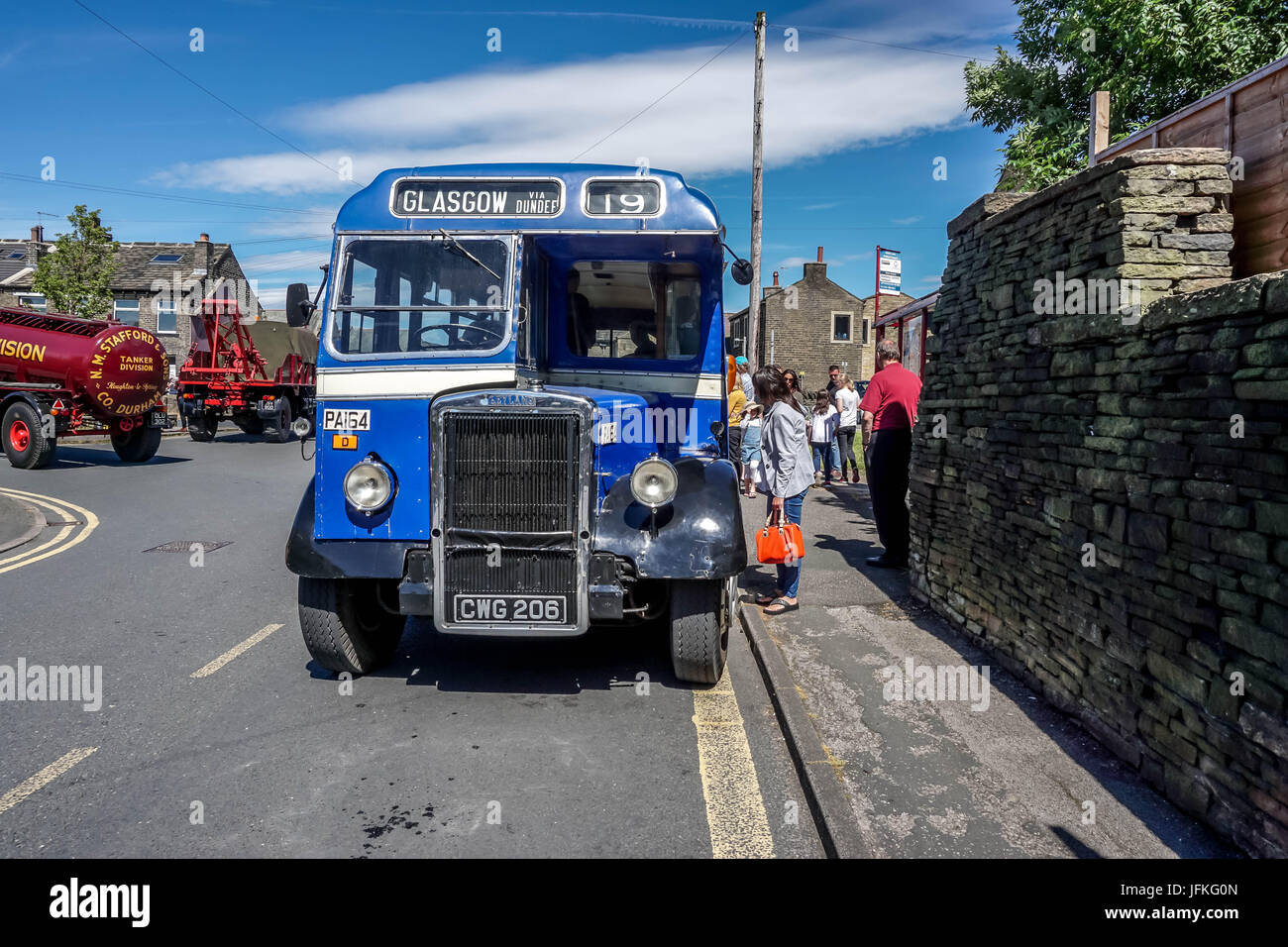 Meltham, Huddersfield, Angleterre. Le 1er juillet. W Alexander & Sons, 1950 PA164 bus Leyland Tiger PS1 Alexander corps CWG Leyland Bus à Meltham week-end en temps de guerre. Credit : CARL DICKINSON/Alamy Live News Banque D'Images