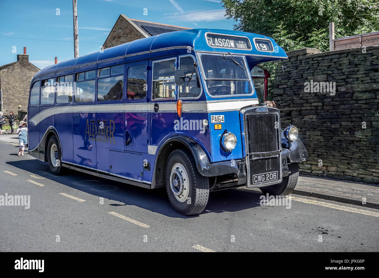Meltham, Huddersfield, Angleterre. Le 1er juillet. W Alexander & Sons, 1950 PA164 bus Leyland Tiger PS1 bus Leyland CWG corps Alexander guerre atMeltham de semaine. Credit : CARL DICKINSON/Alamy Live News Banque D'Images