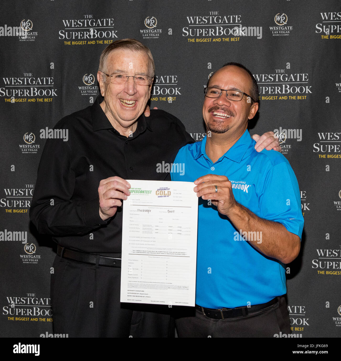 Las Vegas, NV, USA. 1er juillet 2017. ***Couverture maison*** Brent Musburger et Jay Kornegay, Vice-président de Race & opérations sportives au Westgate Las Vegas SuperBook illustrée comme Brent Musburger sportif légendaire place le premier pari dans le Westagte Supercontest de Las Vegas, le Football Handicapping Challegne ultime, au Westgate Reosrt à Las Vegas, NV Le 1 juillet 2017. Crédit : Erik Kabik Photography/media/Alamy Punch Live News Banque D'Images