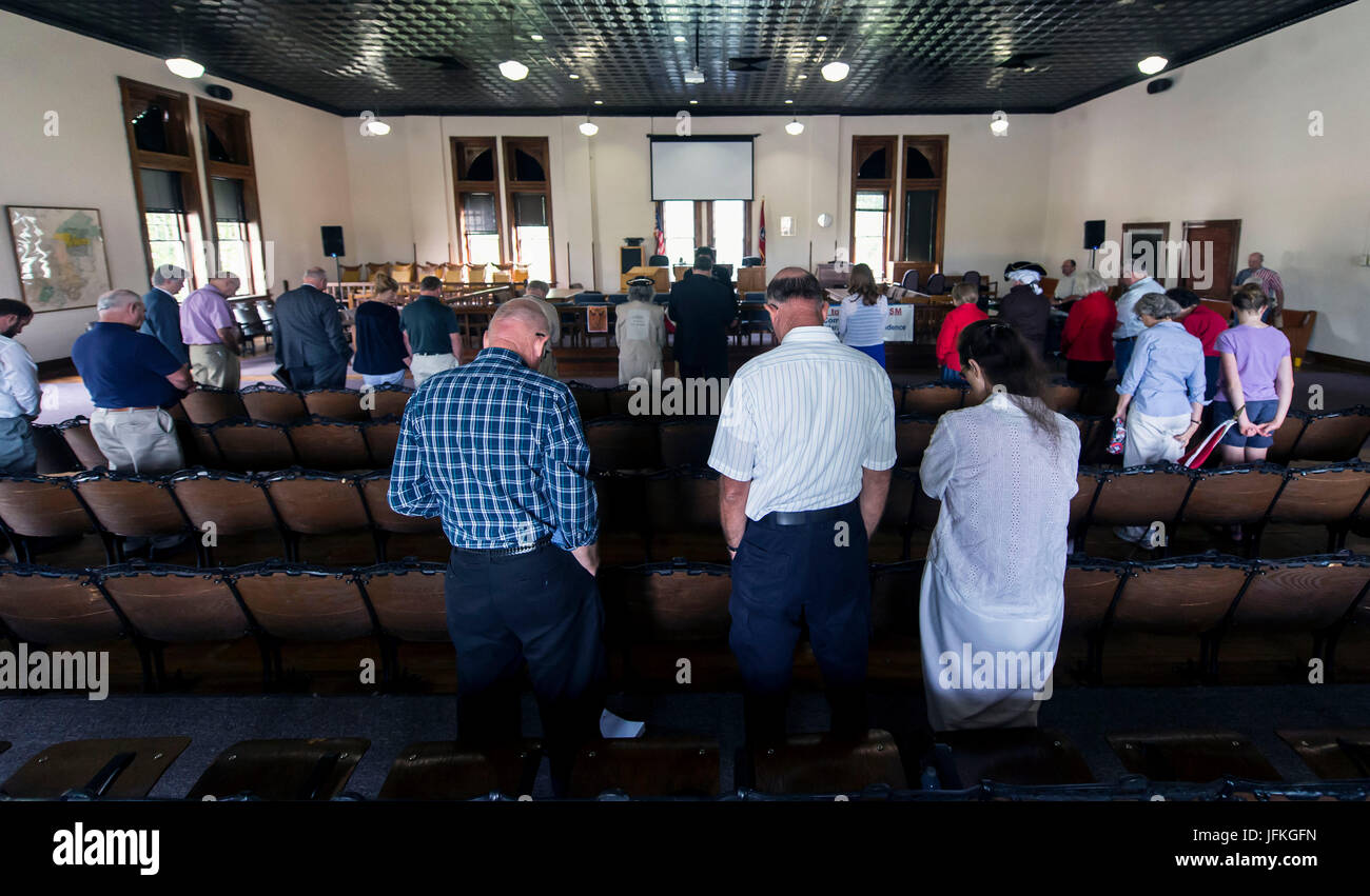 Dayton, Ohio, USA. 01 juillet, 2017. Les têtes sont se prosterna en prière dans la même salle d'audience de l'Rhea County Courthouse dans lequel le célèbre singe Scopes procès a eu lieu. Aujourd'hui, l'audience a été le lieu d'un rassemblement organisé par des chrétiens fondamentalistes qui s'opposent à la date prévue de l'inauguration d'une statue de Clarence Darrow à Dayton's Town Square le 14 juillet. Darrow a été l'avocat de la défense dans le célèbre procès de Dayton, TN en 1925 dans laquelle un professeur de lycée, John Scopes, fut chargé de l'enseignement de l'évolution. Credit : ZUMA Press, Inc./Alamy Live News Banque D'Images