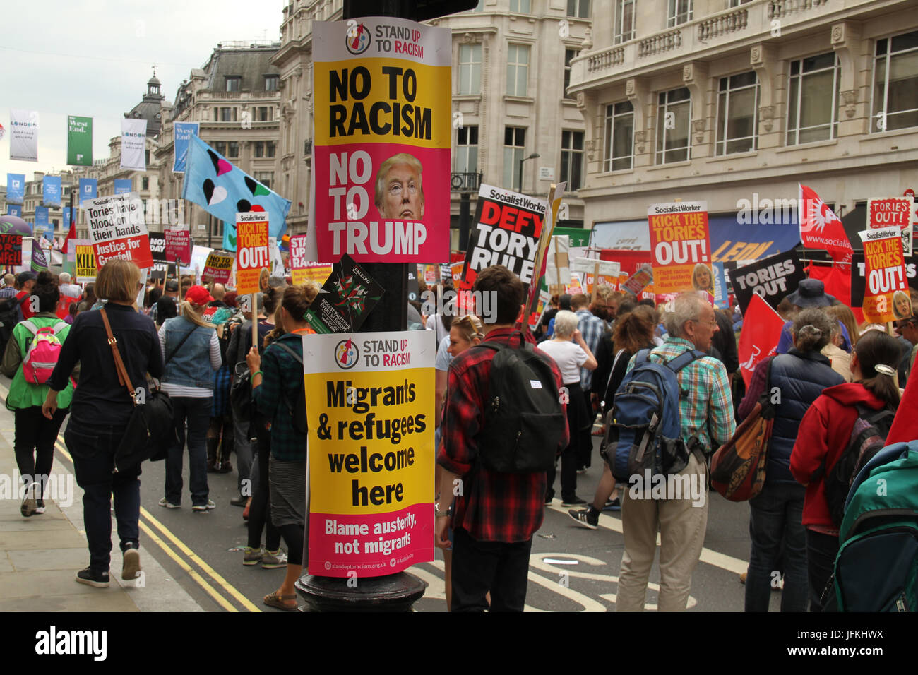 Londres, UK - 1 juillet 2017 - Les manifestants sont descendus dans la rue pour une manifestation nationale pour exiger la fin du gouvernement conservateur le 1 juillet.La démo a commencé à Portland Place avec des manifestants marchant à la place du Parlement pour un rassemblement. Crédit : David Mbiyu/Alamy Live News Banque D'Images