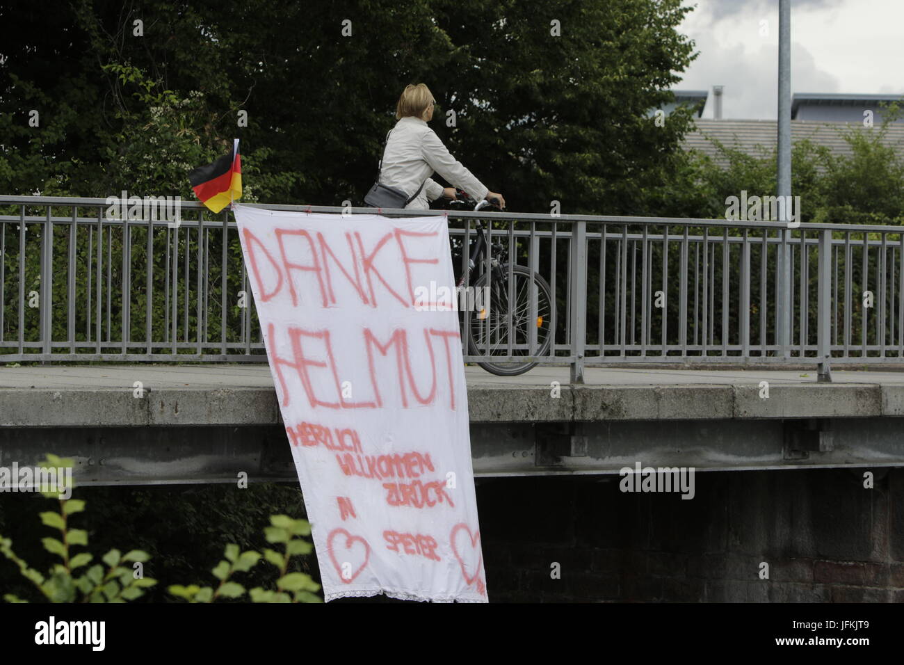 Speyer, Allemagne. 1er juillet 2017. Quelqu'un a accroché une banderole sur un pont près de la rivière du Rhin qui lit "merci Helmut, Bienvenue à spire'.Le cercueil de l'ancien chancelier allemand Helmut Kohl est arrivé à Speyer à bord du navire MS de Mayence. Le navire transporte le cercueil de Kohl's hometown de Ludwigshafen à la ville voisine de Speyer où il sera enterré après la messe. Banque D'Images