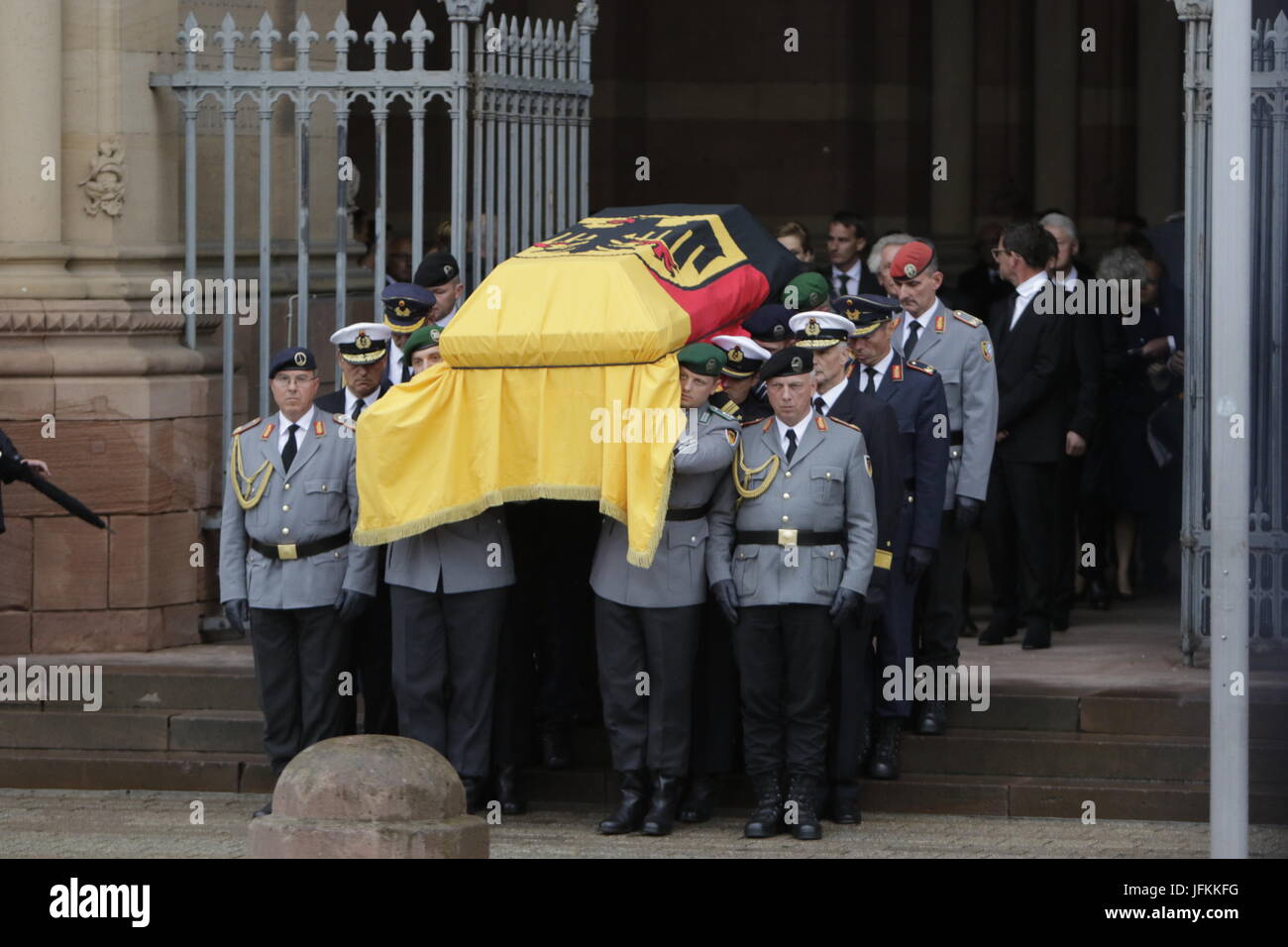 Speyer, Allemagne. 1er juillet 2017. Le cercueil de Helmut Kohl, recouvert d'un drapeau allemand s'effectue de la cathédrale de Speyer par huit soldats. Une messe de funérailles pour l'ex-chancelier allemand Helmut Kohl a eu lieu dans la cathédrale de Speyer. Il a été suivi par plus de 1000 invités et plusieurs milliers de personnes ont suivi la messe à l'extérieur de la cathédrale. Banque D'Images