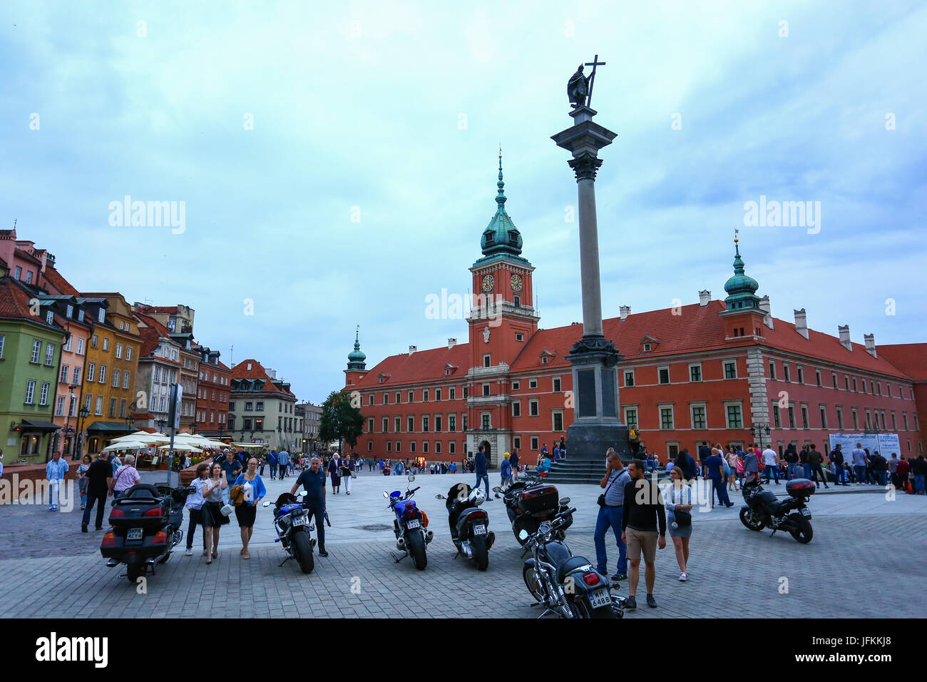 Pologne, Varsovie, 1er juillet 2017 : les touristes et les visiteurs quittent la vieille ville (Starowka) après la pluie commence et les températures se refroidir. ©Madeleine Ratz/Alamy Live News Banque D'Images