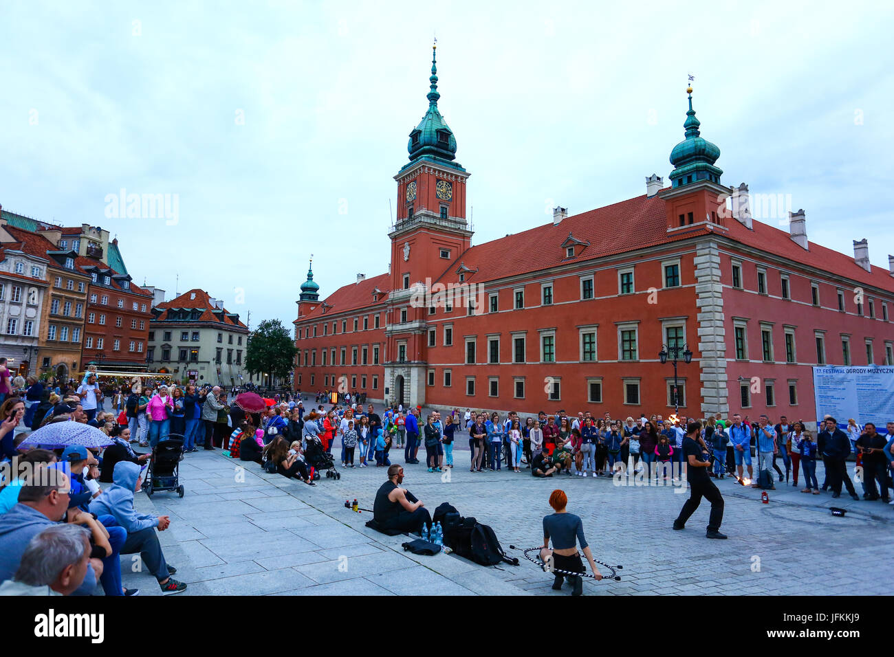 Pologne, Varsovie, 1er juillet 2017 : les touristes et les visiteurs quittent la vieille ville (Starowka) après la pluie commence et les températures se refroidir. ©Madeleine Ratz/Alamy Live News Banque D'Images