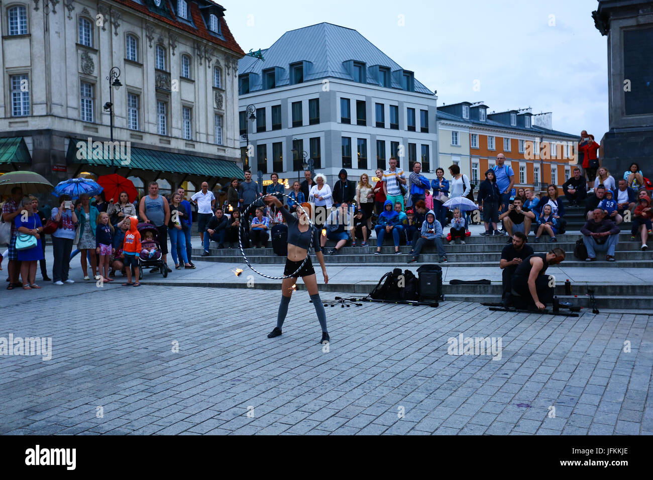 Pologne, Varsovie, 1er juillet 2017 : les touristes et les visiteurs quittent la vieille ville (Starowka) après la pluie commence et les températures se refroidir. ©Madeleine Ratz/Alamy Live News Banque D'Images