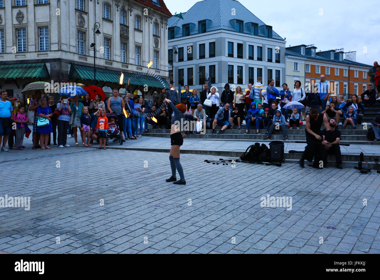 Pologne, Varsovie, 1er juillet 2017 : les touristes et les visiteurs quittent la vieille ville (Starowka) après la pluie commence et les températures se refroidir. ©Madeleine Ratz/Alamy Live News Banque D'Images