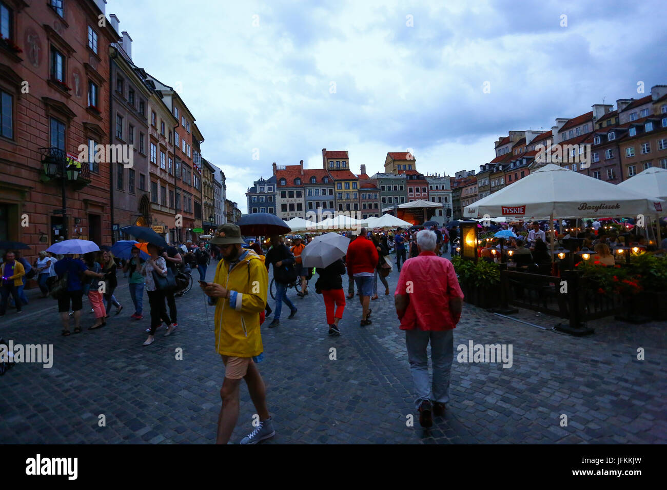 Pologne, Varsovie, 1er juillet 2017 : les touristes et les visiteurs quittent la vieille ville (Starowka) après la pluie commence et les températures se refroidir. ©Madeleine Ratz/Alamy Live News Banque D'Images