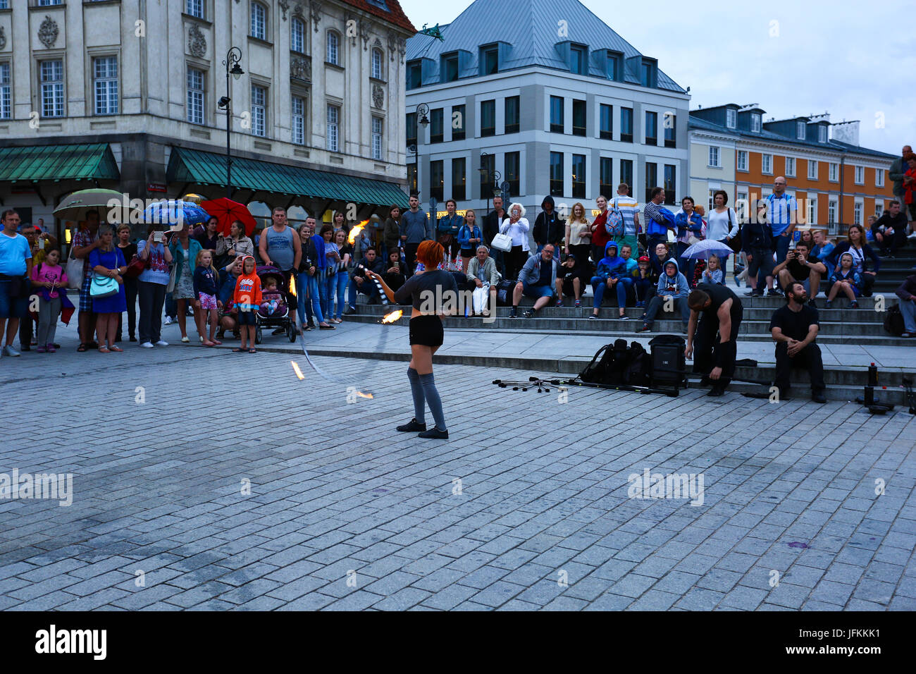 Pologne, Varsovie, 1er juillet 2017 : les touristes et les visiteurs quittent la vieille ville (Starowka) après la pluie commence et les températures se refroidir. ©Madeleine Ratz/Alamy Live News Banque D'Images