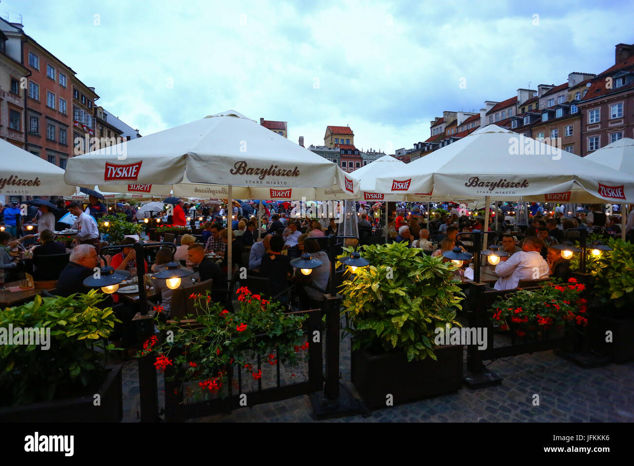 Pologne, Varsovie, 1er juillet 2017 : les touristes et les visiteurs quittent la vieille ville (Starowka) après la pluie commence et les températures se refroidir. ©Madeleine Ratz/Alamy Live News Banque D'Images