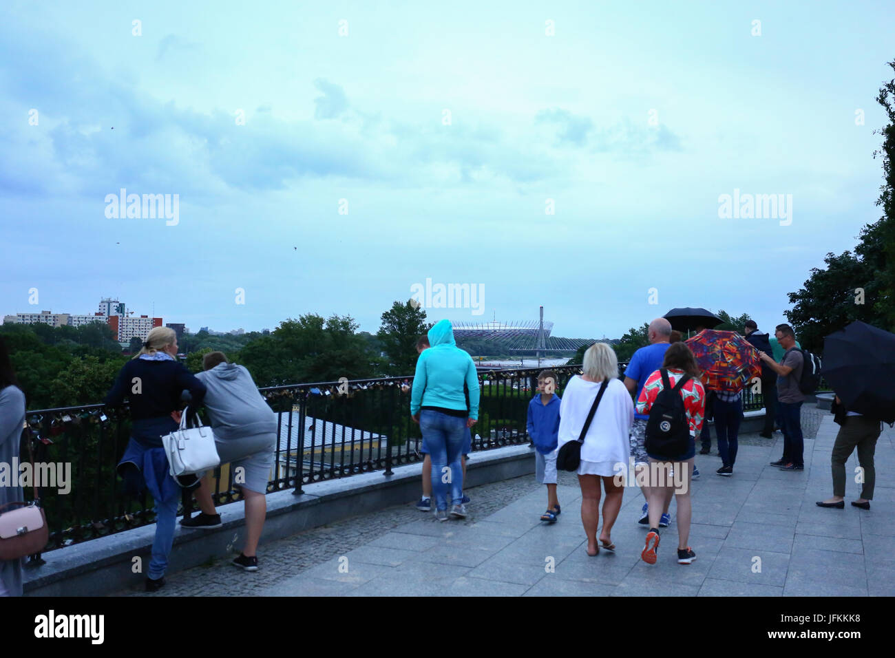 Pologne, Varsovie, 1er juillet 2017 : les touristes et les visiteurs quittent la vieille ville (Starowka) après la pluie commence et les températures se refroidir. ©Madeleine Ratz/Alamy Live News Banque D'Images