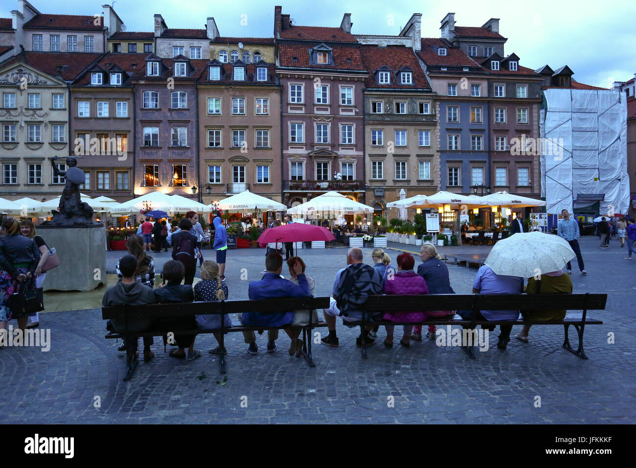 Pologne, Varsovie, 1er juillet 2017 : les touristes et les visiteurs quittent la vieille ville (Starowka) après la pluie commence et les températures se refroidir. ©Madeleine Ratz/Alamy Live News Banque D'Images