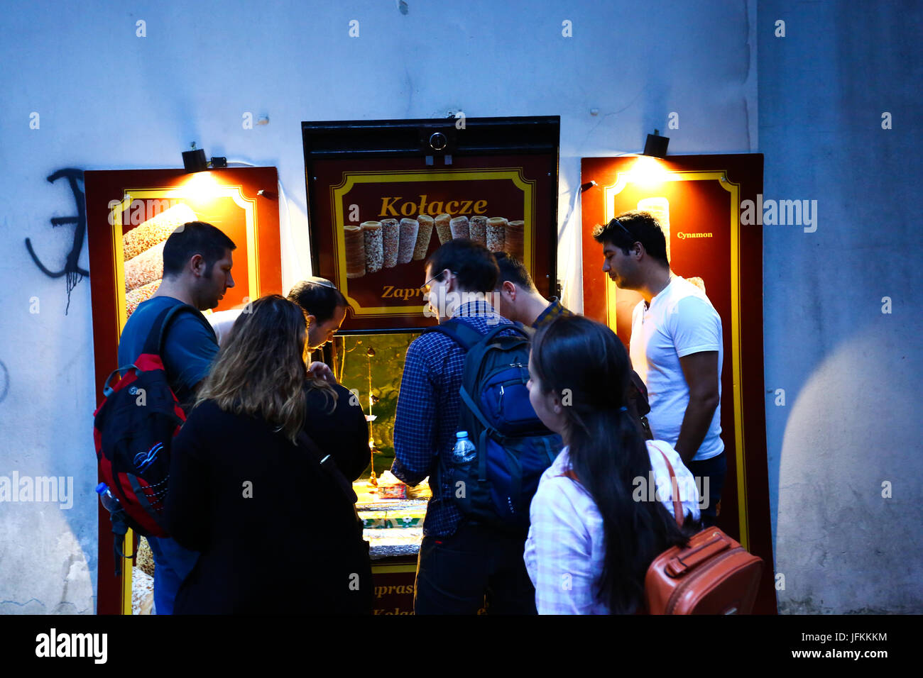 Pologne, Varsovie, 1er juillet 2017 : les touristes et les visiteurs quittent la vieille ville (Starowka) après la pluie commence et les températures se refroidir. ©Madeleine Ratz/Alamy Live News Banque D'Images