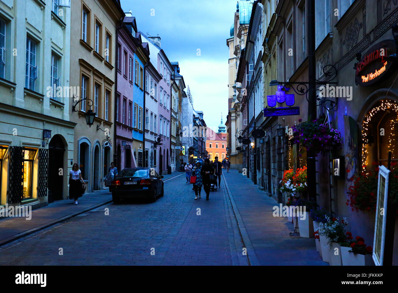 Pologne, Varsovie, 1er juillet 2017 : les touristes et les visiteurs quittent la vieille ville (Starowka) après la pluie commence et les températures se refroidir. ©Madeleine Ratz/Alamy Live News Banque D'Images