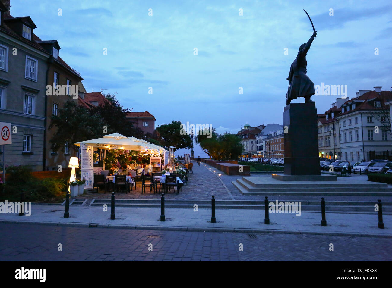 Pologne, Varsovie, 1er juillet 2017 : les touristes et les visiteurs quittent la vieille ville (Starowka) après la pluie commence et les températures se refroidir. ©Madeleine Ratz/Alamy Live News Banque D'Images