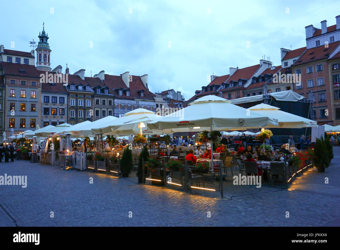 Pologne, Varsovie, 1er juillet 2017 : les touristes et les visiteurs quittent la vieille ville (Starowka) après la pluie commence et les températures se refroidir. ©Madeleine Ratz/Alamy Live News Banque D'Images