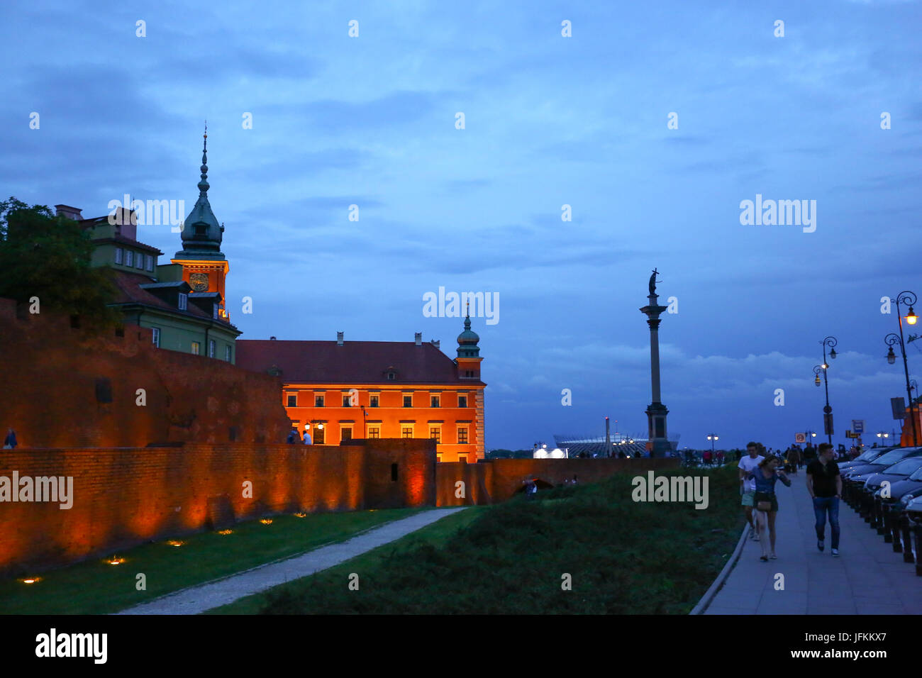 Pologne, Varsovie, 1er juillet 2017 : les touristes et les visiteurs quittent la vieille ville (Starowka) après la pluie commence et les températures se refroidir. ©Madeleine Ratz/Alamy Live News Banque D'Images