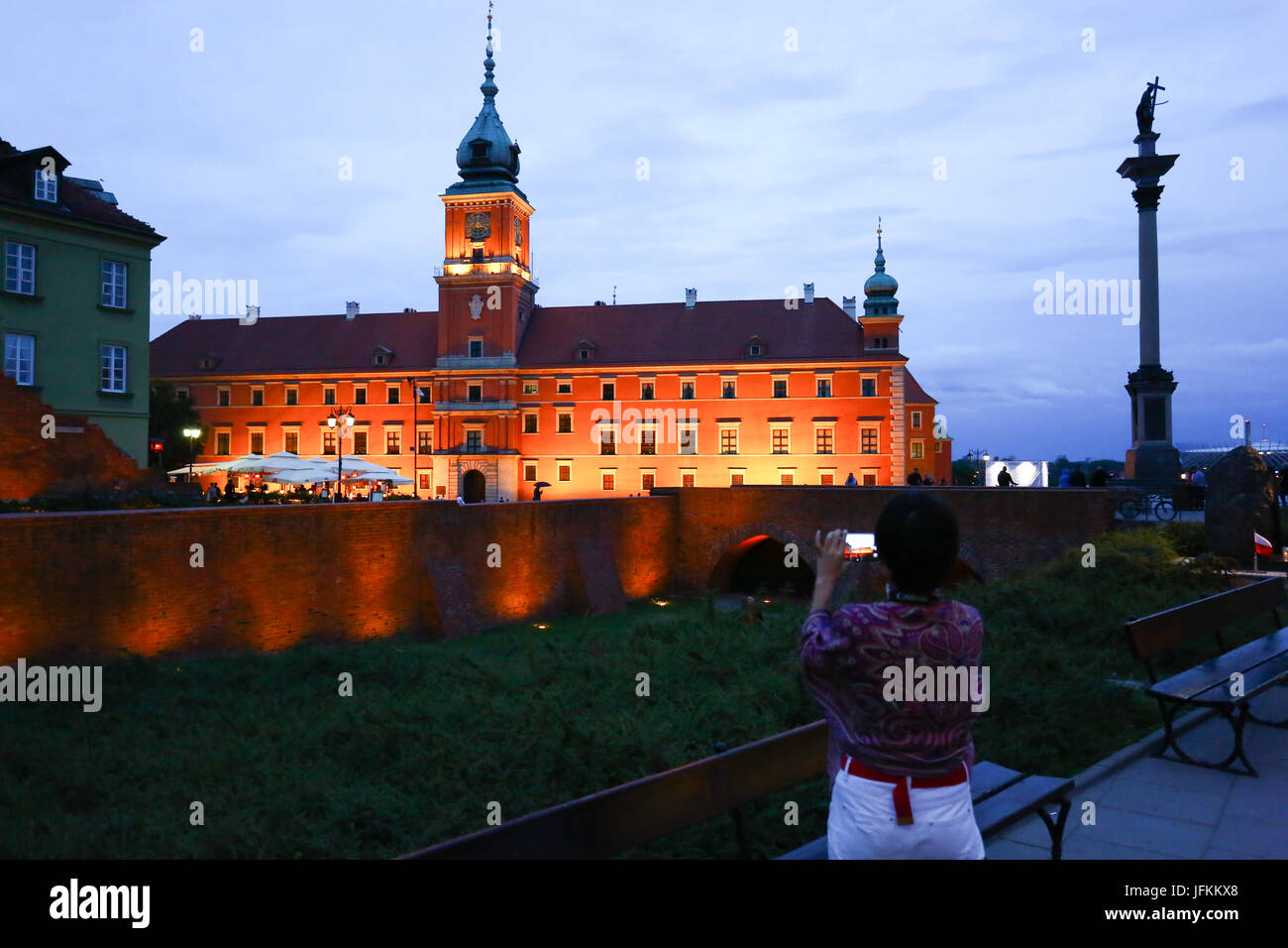 Pologne, Varsovie, 1er juillet 2017 : les touristes et les visiteurs quittent la vieille ville (Starowka) après la pluie commence et les températures se refroidir. ©Madeleine Ratz/Alamy Live News Banque D'Images