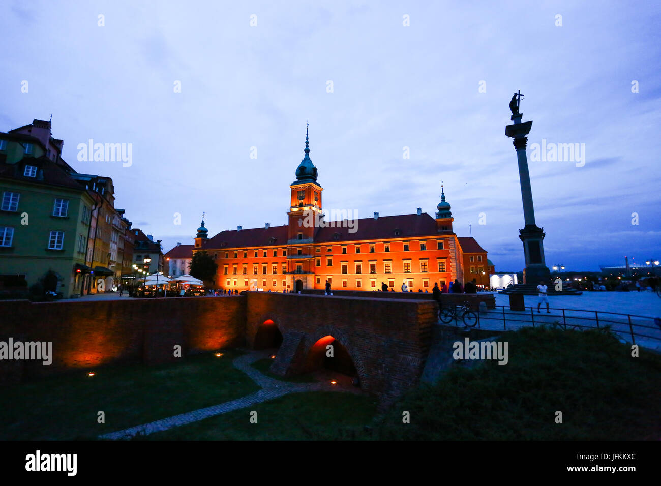 Pologne, Varsovie, 1er juillet 2017 : les touristes et les visiteurs quittent la vieille ville (Starowka) après la pluie commence et les températures se refroidir. ©Madeleine Ratz/Alamy Live News Banque D'Images