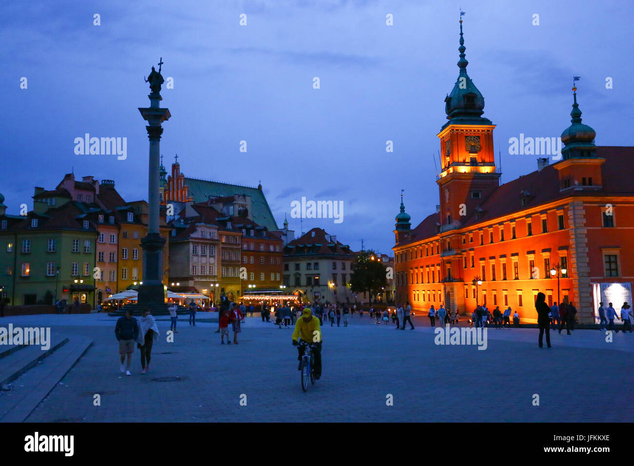 Pologne, Varsovie, 1er juillet 2017 : les touristes et les visiteurs quittent la vieille ville (Starowka) après la pluie commence et les températures se refroidir. ©Madeleine Ratz/Alamy Live News Banque D'Images