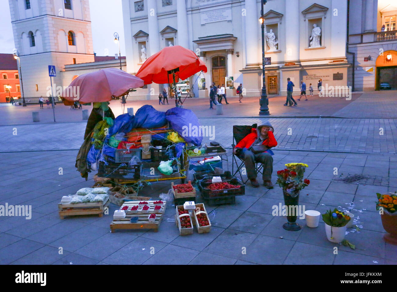 Pologne, Varsovie, 1er juillet 2017 : les touristes et les visiteurs quittent la vieille ville (Starowka) après la pluie commence et les températures se refroidir. ©Madeleine Ratz/Alamy Live News Banque D'Images