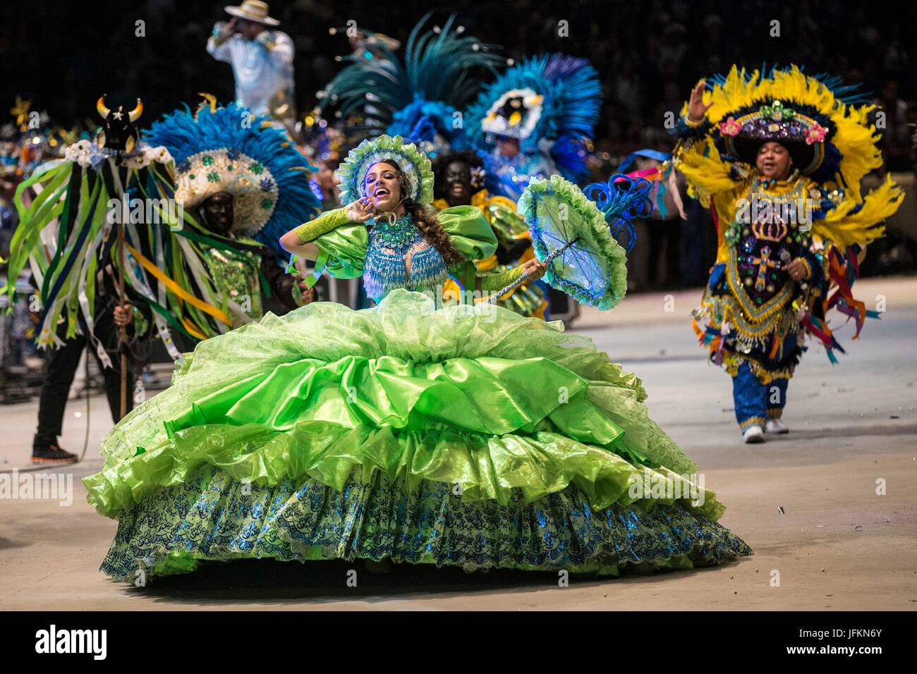 Tarente, au Brésil. 1er juillet 2017. Un acteur de l'équipe effectue pendant la Caprichoso Tarente Tarente, Festival du Folklore à l'état d'Amazonas, Brésil, le 1 juillet 2017. Tarente, Festival de folklore populaire une célébration annuelle qui a eu lieu dans la ville brésilienne de Tarente, Amazonas, a débuté le vendredi soir. Crédit : Li Ming/Xinhua/Alamy Live News Banque D'Images