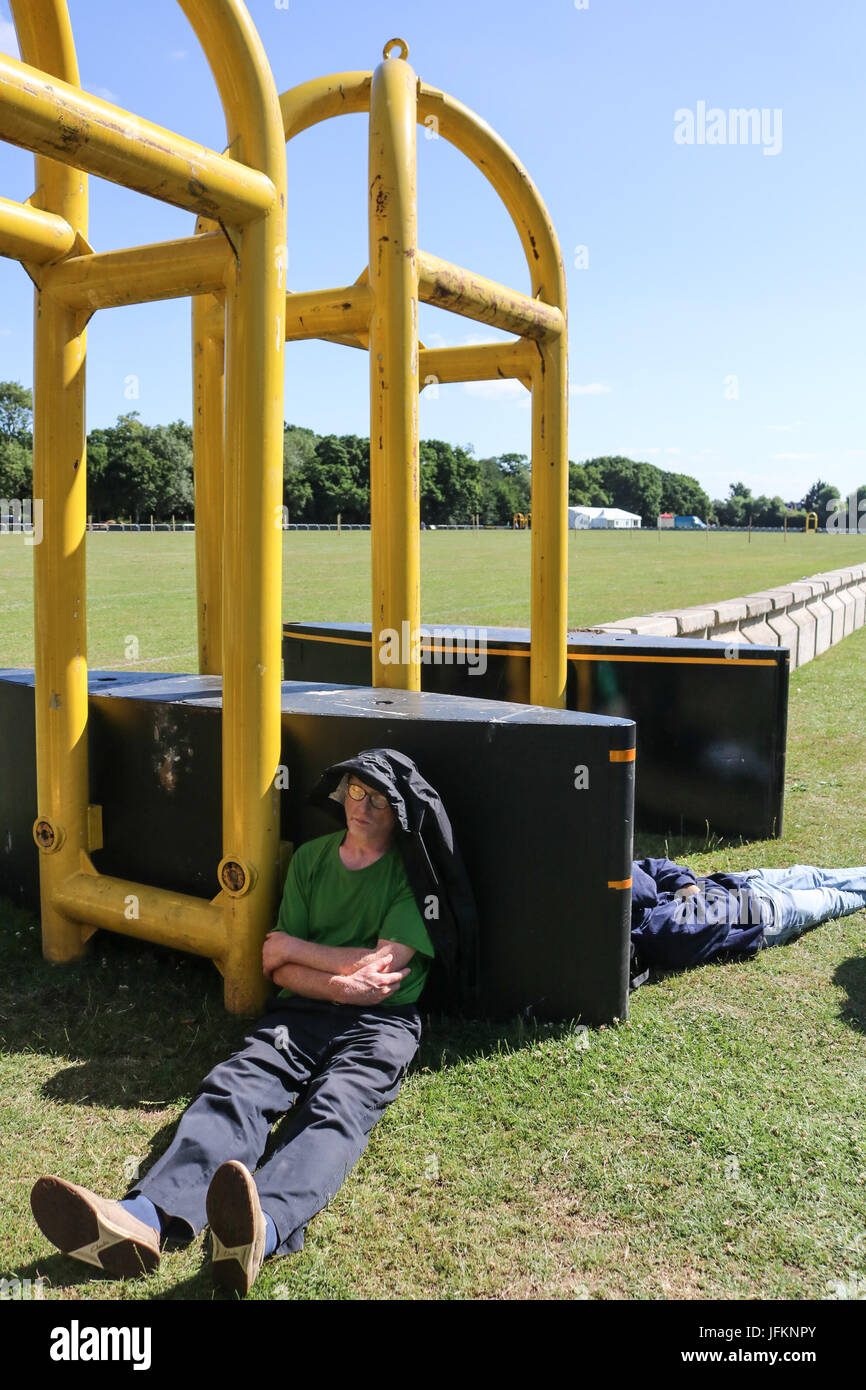 London UK. 2 juillet 2017. La première attente des fans de tennis à côté de la Portes de sécurité en métal avec leur matériel de camping pour une nuit d'attente pour les billets Wimbledon : Crédit amer ghazzal/Alamy Live News Banque D'Images