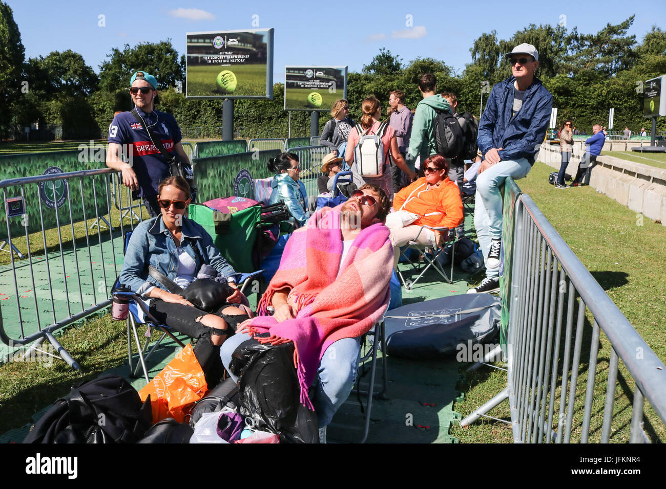 London UK. 2 juillet 2017. La première Tennis fans arrivée au petit matin avec leur matériel de camping pour une nuit d'attente pour les billets Wimbledon : Crédit amer ghazzal/Alamy Live News Banque D'Images
