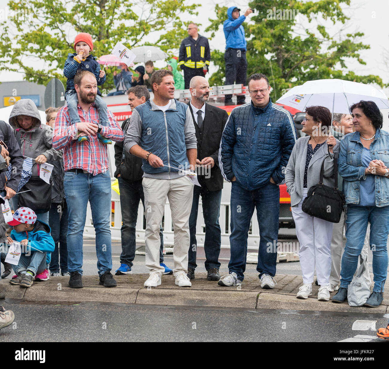 Korschenbroich, Allemagne. 07 juillet, 2017. Ancien cycliste professionnel Jan Ullrich (C) se tient sur le trottoir tenant un drapeau et attend avec des ventilateurs pour l'arrivée du peloton à Korschenbroich, en Allemagne, au cours de l'Dusseldorf-Luttich s'étirer, la 2ème étape du Tour de France, une partie de l'UCI World Tour, 02 juillet 2017. Photo : Guido Kirchner/dpa/Alamy Live News Banque D'Images