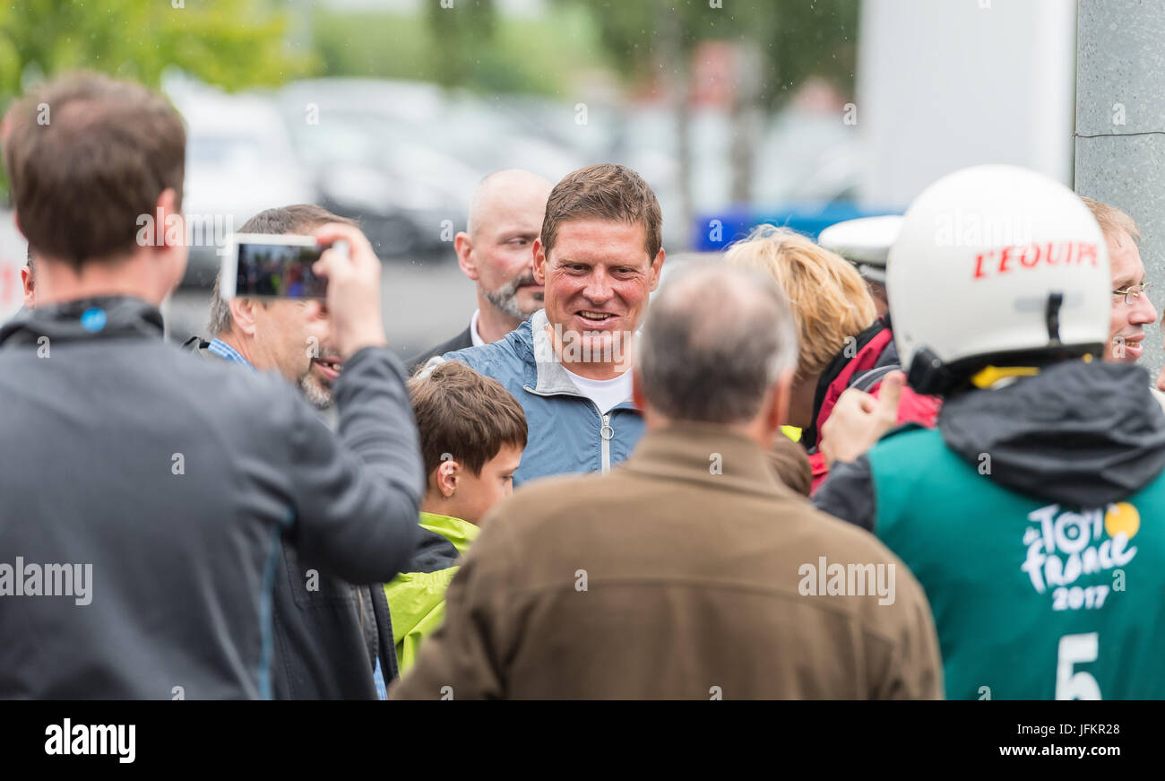 Korschenbroich, Allemagne. 07 juillet, 2017. Ancien cycliste professionnel Jan Ullrich (C) se tient sur le trottoir et est photographié par des fans de Korschenbroich, en Allemagne, au cours de l'Dusseldorf-Luttich s'étirer, la 2ème étape du Tour de France, une partie de l'UCI World Tour, 02 juillet 2017. Photo : Guido Kirchner/dpa/Alamy Live News Banque D'Images