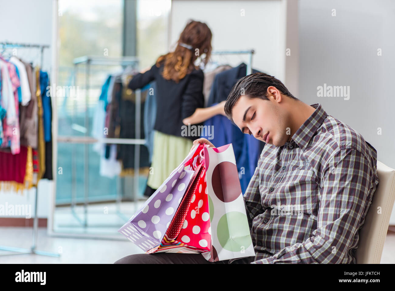 L'homme en attente de son épouse lors des achats de Noël Banque D'Images