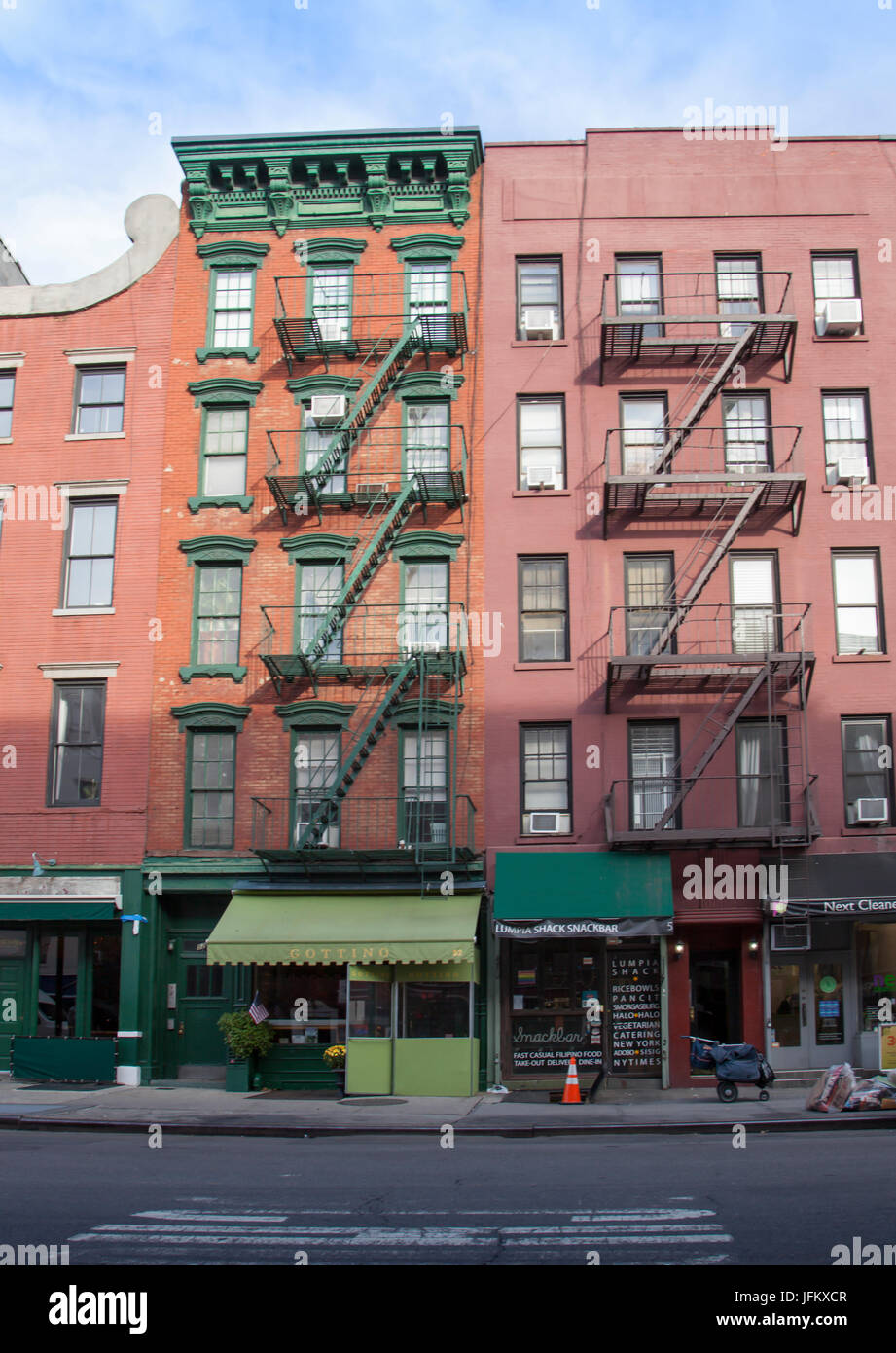 Les bâtiments en brique rouge typique et le feu s'échappe à Manhattan, New York City Banque D'Images