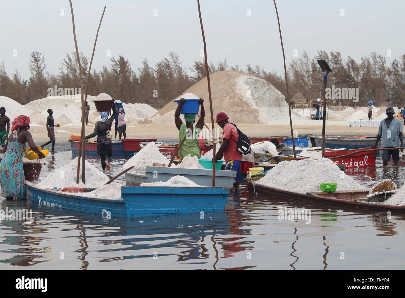 Les travailleurs du sel sur le Lac Retba, Lac Rose, Lac Rose, Dakar, Sénégal Banque D'Images