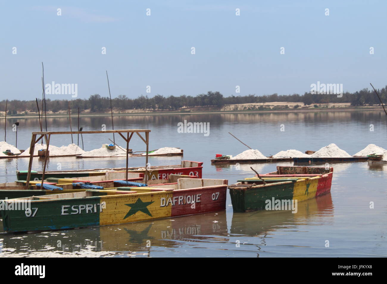 Bateaux peints avec les couleurs du pavillon sénégalais le flottant sur le Lac Retba, Lac Rose, Lac Rose, près de Dakar, Sénégal, Afrique Banque D'Images