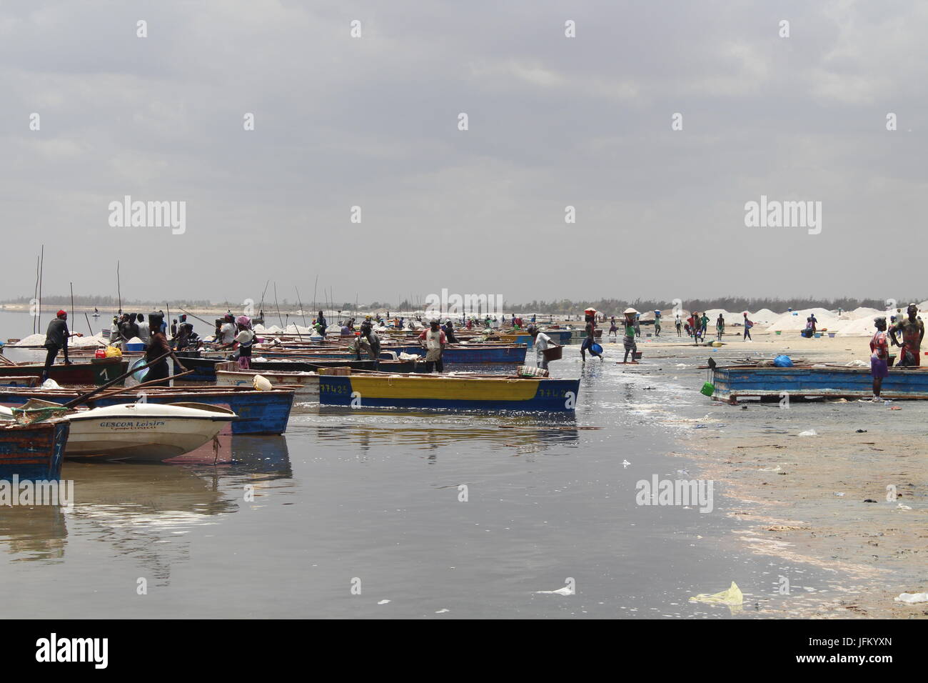 Les travailleurs du sel et leurs embarcations sur le Lac Retba, Lac Rose, Lac Rose, près de Dakar, Sénégal Banque D'Images