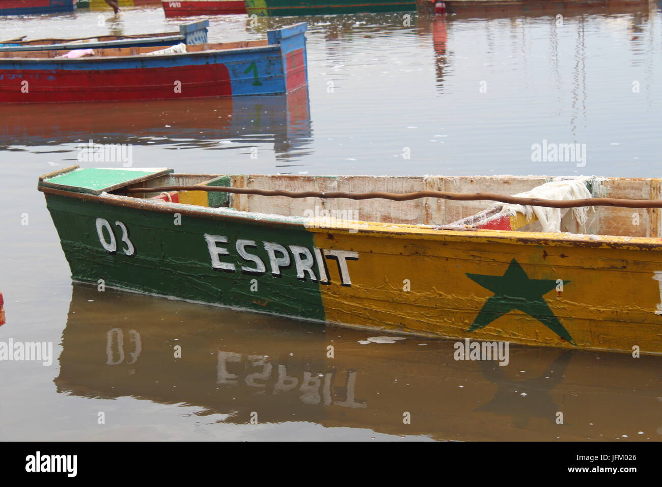 La collecte de sel voile peint dans les couleurs du Sénégal, Le Lac Retba, Lac Rose Lac Rose Dakar Sénégal Afrique du Sud Banque D'Images