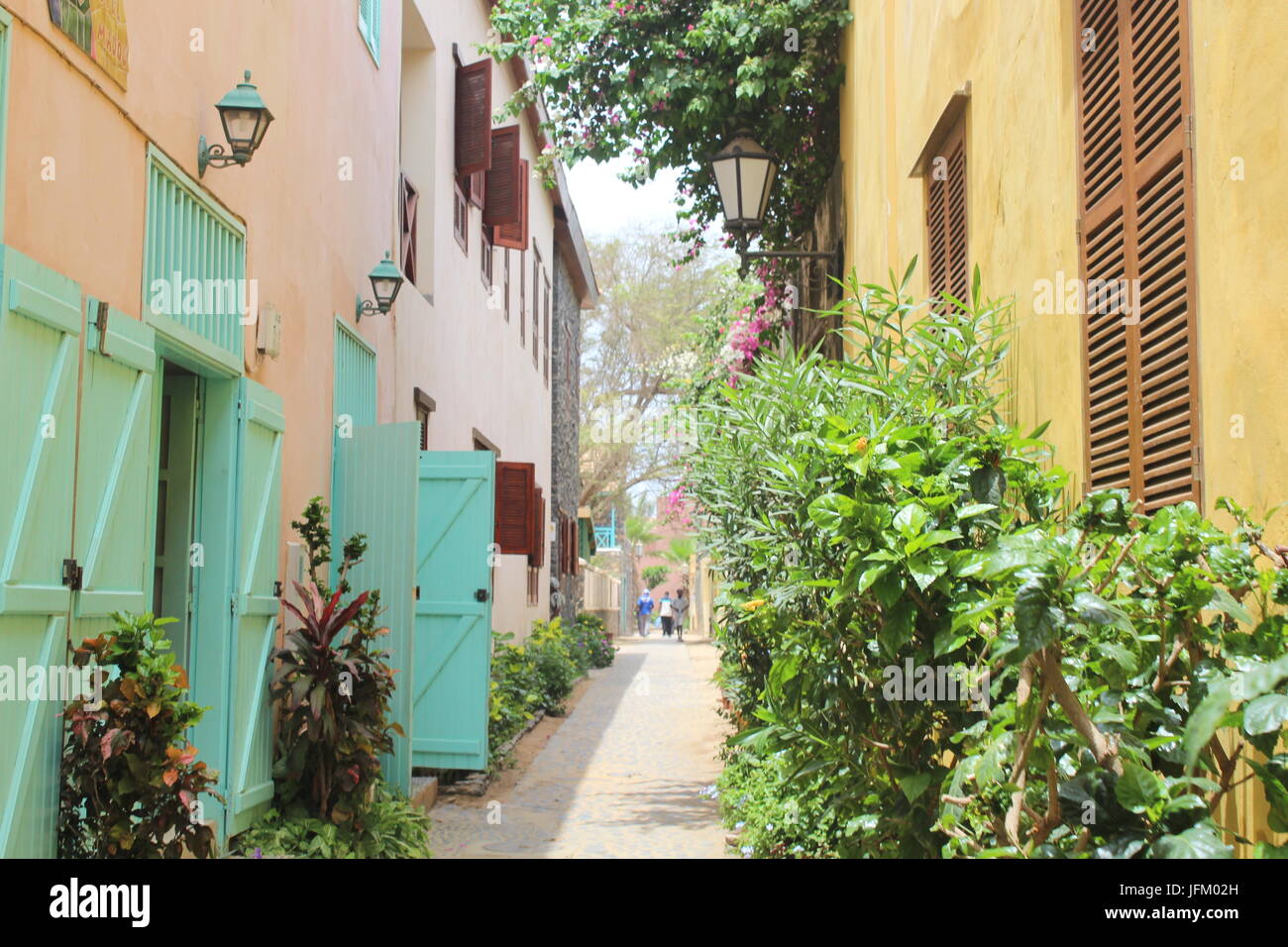 Rue colorée sur l'île de Gorée, près de Dakar Banque D'Images