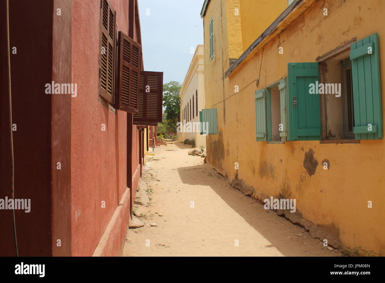 Route de sable tranquille aux maisons colorées et des détails sur l'île de Gorée hors capitale sénégalaise Dakar, l'Afrique Banque D'Images