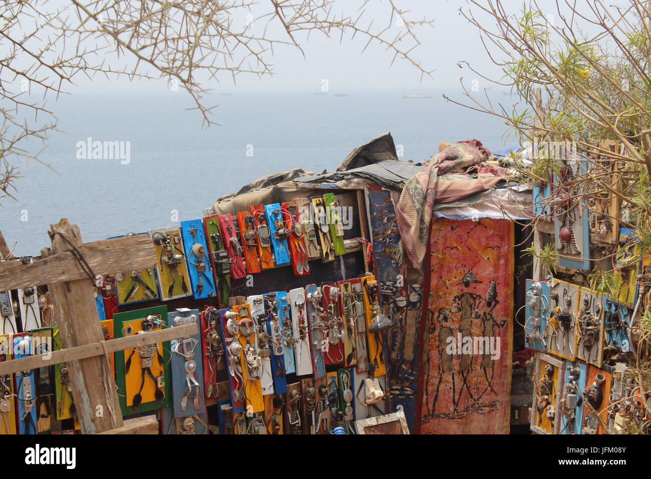 Une boutique de l'homme sur l'île de Gorée, où il vend son propre art. Banque D'Images