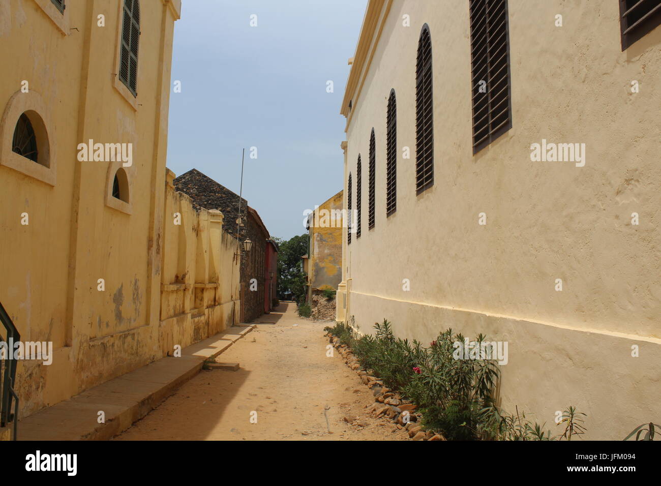Rue de sable sur l'île de Gorée, au Sénégal Banque D'Images