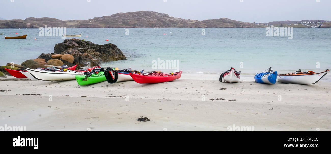 Groupe de kayaks colorés échoué sur une plage de sable blanc, l'île de Mull, Iona, Hébrides intérieures, Ecosse, Royaume-Uni Banque D'Images