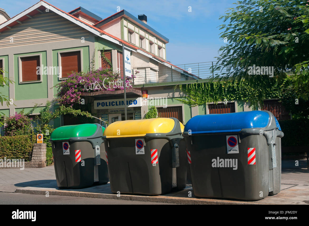Point de collecte sélective des déchets, Orense, Région de Galice, Espagne, Europe Banque D'Images