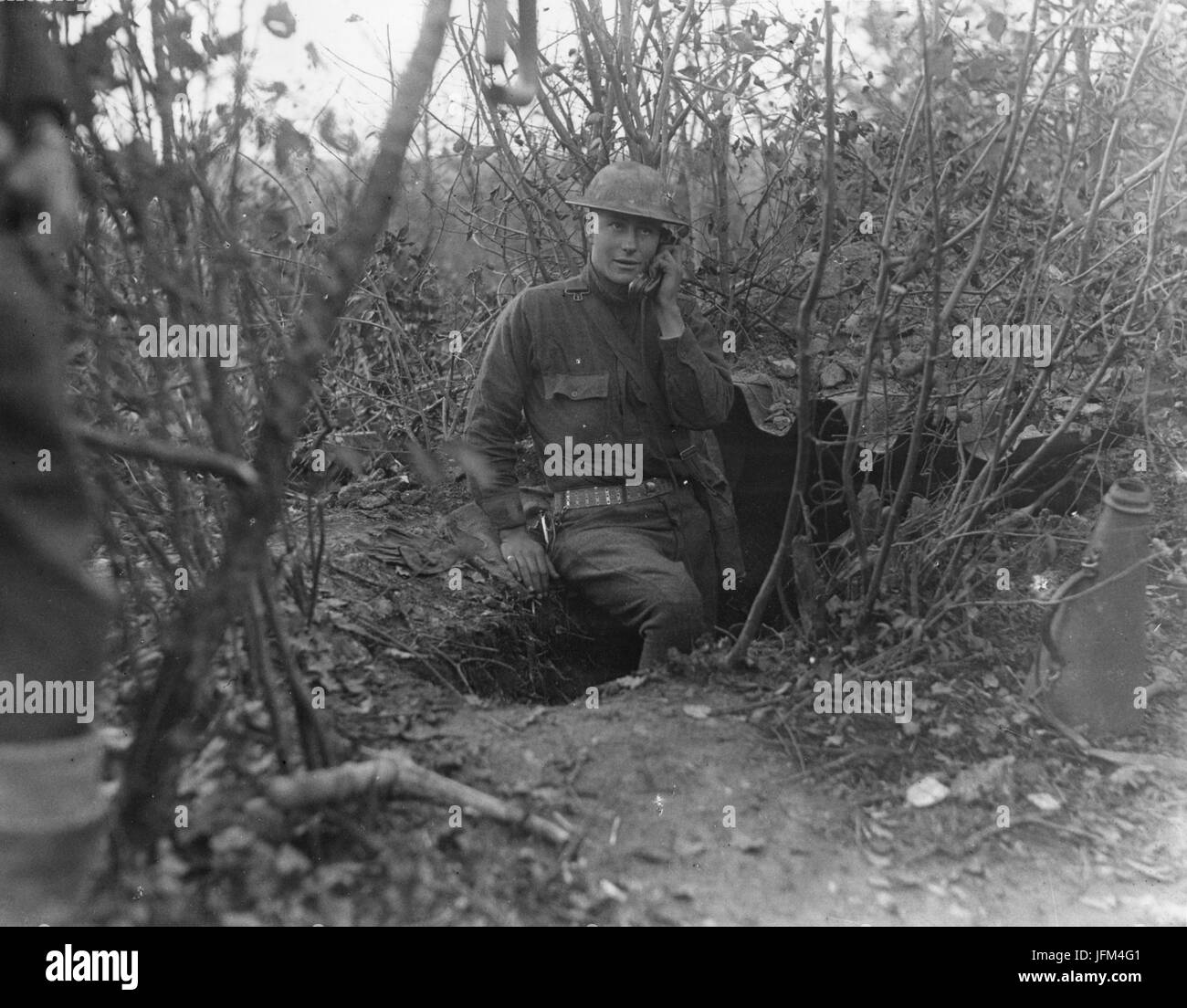 PVT. C.R. Meyers recevant des données de tir par téléphone. Rupt-en-woëvre secteur, en foret de Belleville-sur-Meuse, Meuse, France. Oct 27, 1918 Banque D'Images PVT. C.R. Meyers recevant des données de tir par téléphone. Rupt-en-woëvre secteur, en foret de Belleville-sur-Meuse, Meuse, France. Oct 27, 1918 Banque D'Images