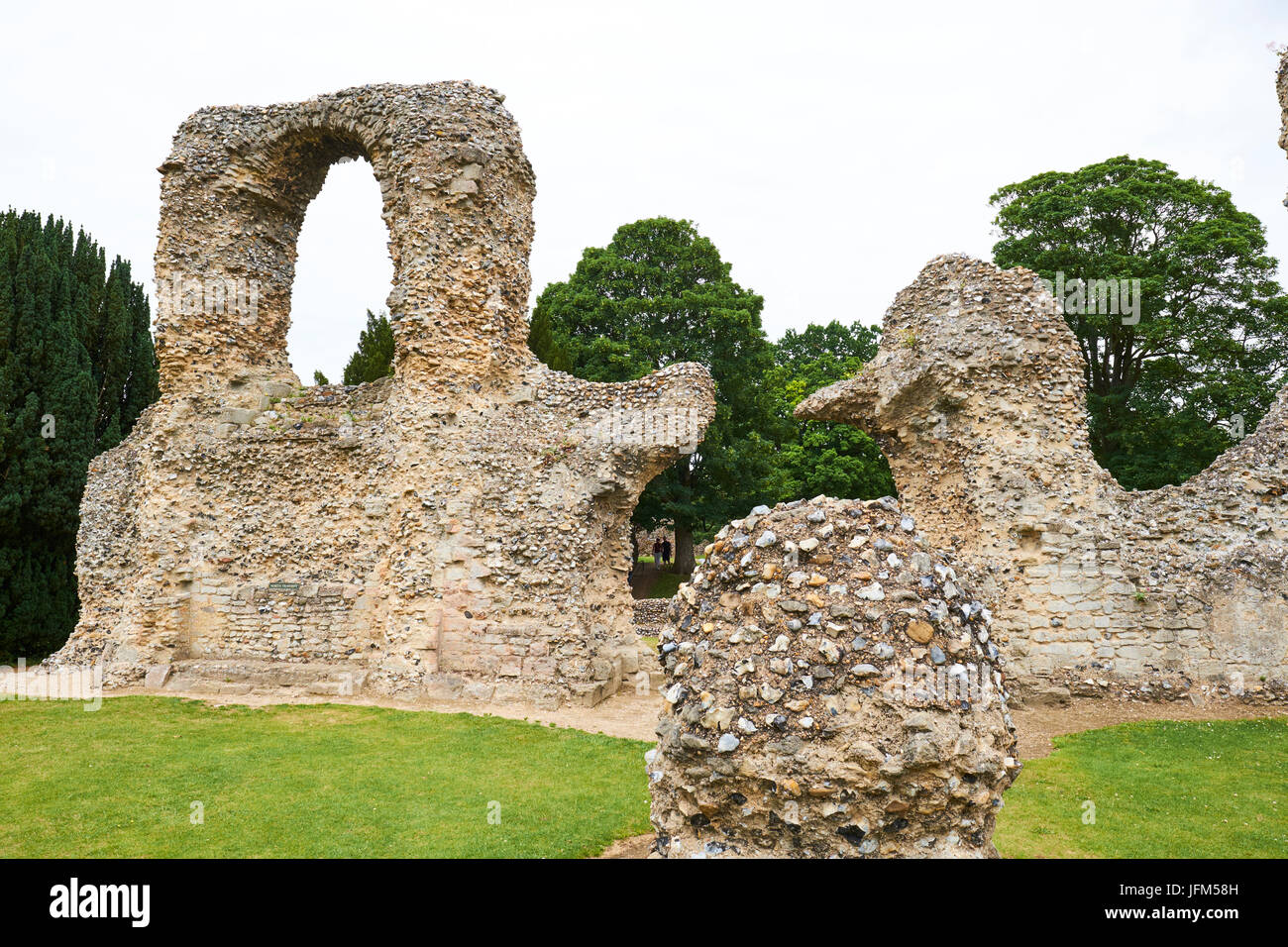 Ruines de l'ancienne église abbatiale dans le jardins de l'abbaye, Bury St Edmunds, Suffolk, UK Banque D'Images