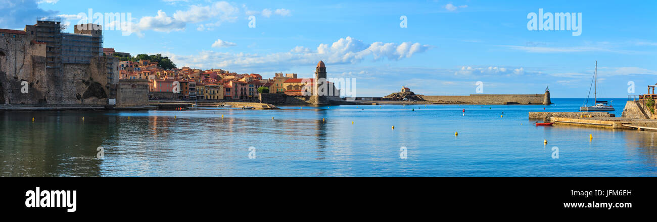 La ville de Collioure, sur la côte de la France. Banque D'Images