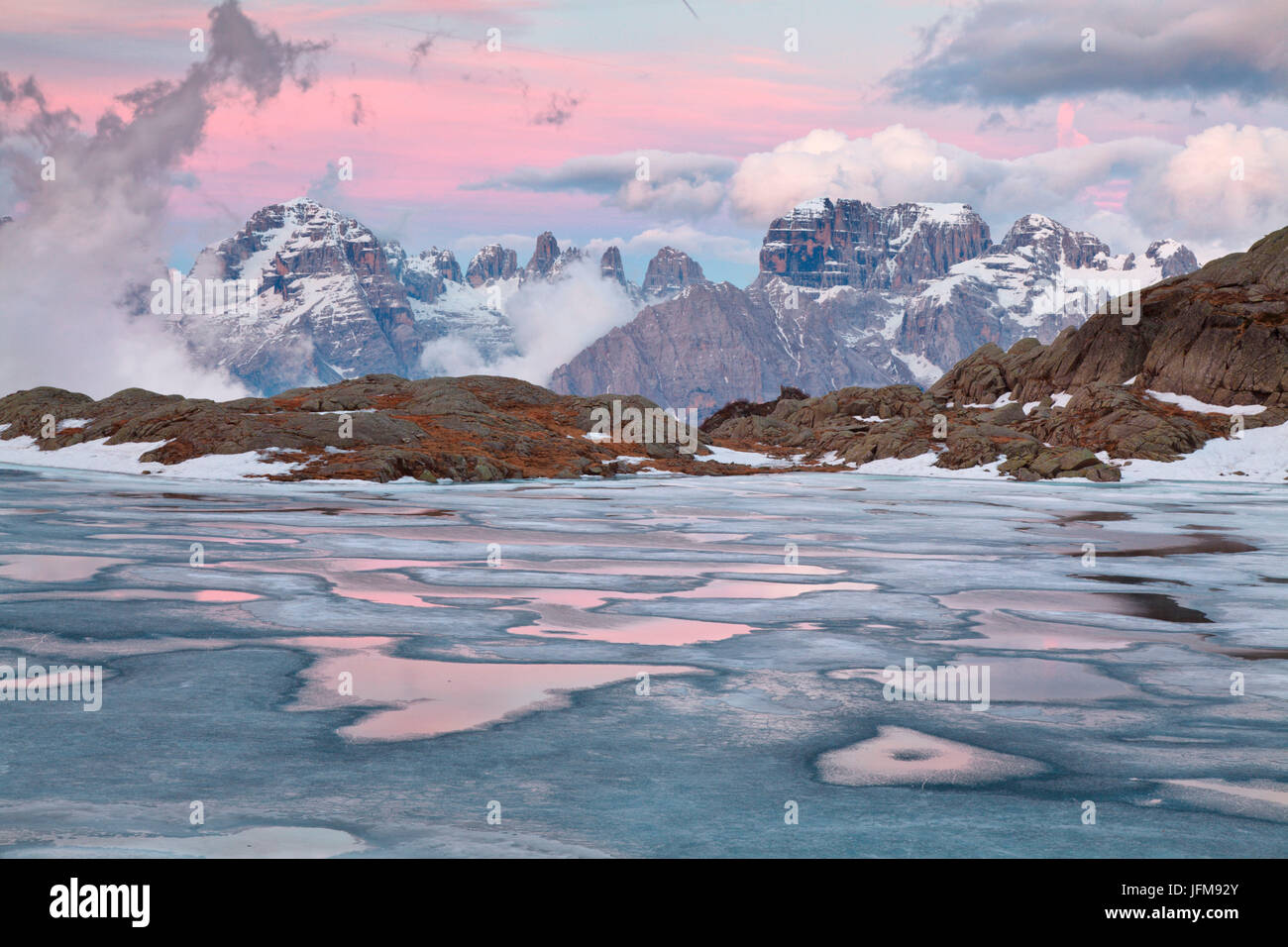 Nero, lac, Parc Naturel Adamello Brenta Dolomites, Trentino-Alto Adige, Province de Trento, Italie, le lac Noir, un balcon naturel avec vue sur les Dolomites de Brenta pendant le dégel, Banque D'Images