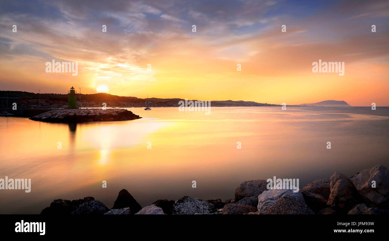 Coucher de soleil dans le port de mer de Civitanova Marche, province de Macerata, Italie Banque D'Images