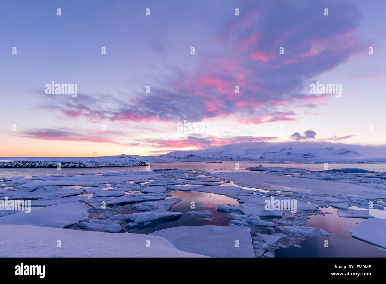 Coucher de soleil sur le lagon glaciaire de Jokulsarlon, le sud de l'Islande, Europe Banque D'Images